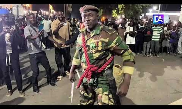 Retraite aux flambeaux à Thiès : un commando électrise la foule avec une démonstration spectaculaire