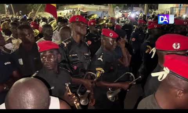 Retraite aux flambeaux à Thiès : policiers et foule en fusion dans une nuit explosive !