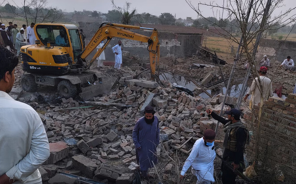 Attentat à la voiture piégée contre des policiers au Pakistan: au moins 12 morts