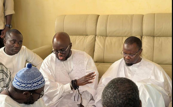Deuil à Touba / Ousmane Sonko et El Malick Ndiaye  venus présenter leurs condoléances,  reçus par le khalife et par Serigne Bass Ibn Serigne Saliou