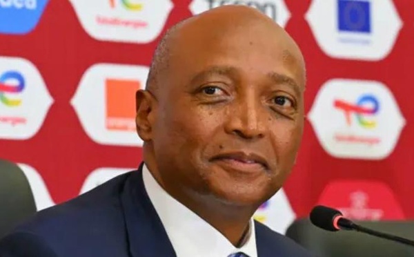 CAN U-17 2026 : Patrice Motsepe félicite le  président de la FSF, Abdoulaye Fall, après le sacre des Lionceaux