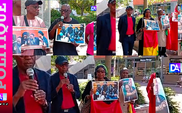 Des citoyens Sénégalais  protestent devant le siège de France 24 contre le traitement réservé au député Abdou Mbow le 29 juin à l’Assemblée nationale