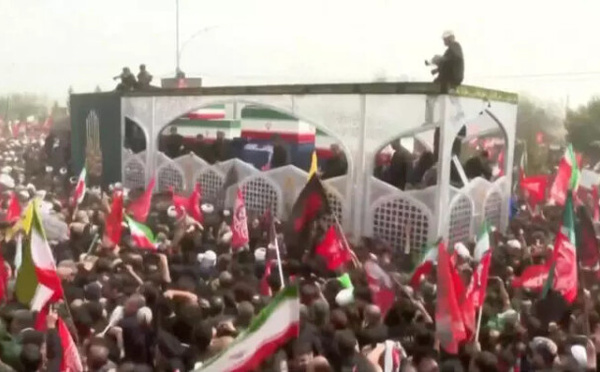 Iran: une marée humaine dans la ville sainte de Qom au quatrième jour des obsèques d'Ali Khamenei
