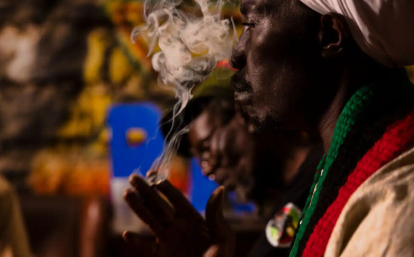 Au nom de la liberté de culte, les rastas du Kenya espèrent bientôt pouvoir fumer légalement du cannabis
