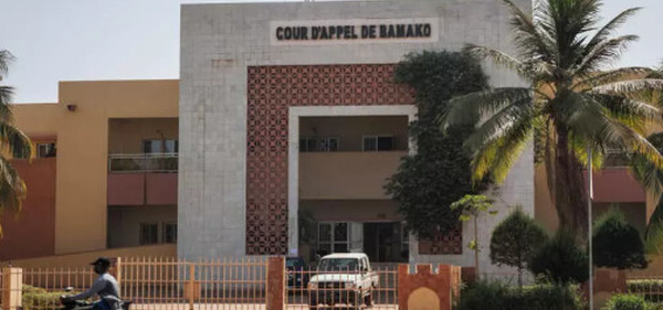Mali: jugé pour «complot», Kalilou Doumbia rappelle avoir obéi au président de transition