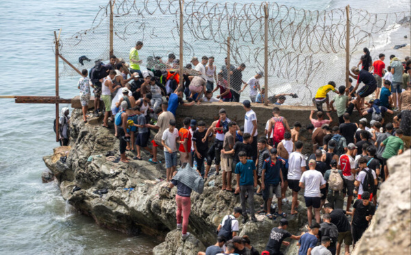 L’Espagne installe une barrière flottante à la frontière de Ceuta - Le bilan monte à 67 morts