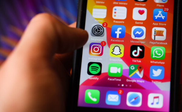 “Une atteinte disproportionnée”: l’interdiction des réseaux sociaux aux moins de 15 ans retoquée par le Conseil constitutionnel