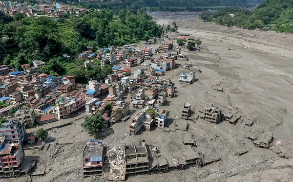 Crue dévastatrice au Népal et au Tibet: les secours à la recherche de plus d'un millier de disparus