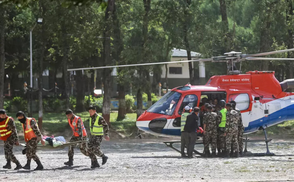Crue dévastatrice au Népal et au Tibet: les secours perturbés par la menace de nouvelles coulées de boue