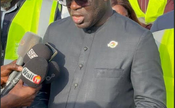 Visite du chantier de pose de gazon du stade municipal de Ngoundiane : Le maire Mbaye Dione satisfait de l'état d'avancement des travaux