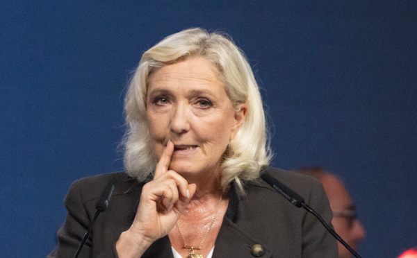 Marine Le Pen veut interdire le voile “de manière progressive” en cas de victoire