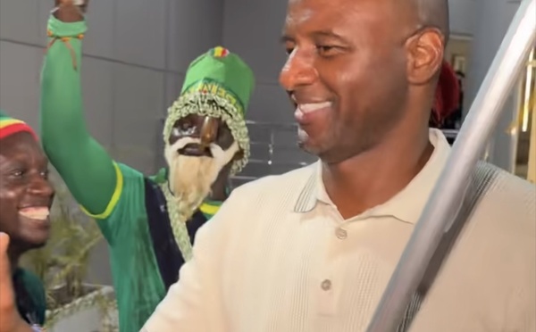 Patrick Vieira arrivé à Dakar, accueilli par des supporters à l'aéroport