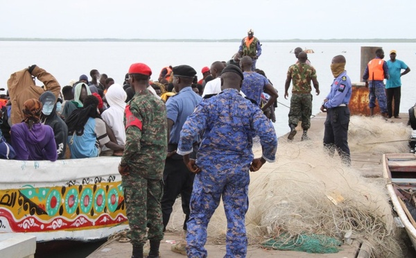 Pirogue secourue avec 106 migrants : cinq hommes déférés, un organisateur présumé recherché