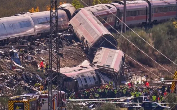 Collision de trains en Espagne: le bilan monte à au moins 68 morts et des dizaines de blessés